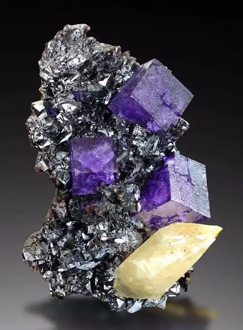 共生的矿石晶体,我喜欢,小时候,小舅经常给我矿石晶体,他在地质队工作