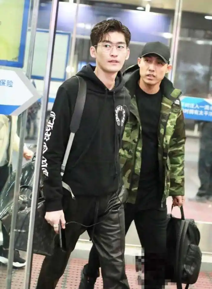 今日关注:张翰|34岁张翰脸崩显老态,眼袋好肿法令纹明显,回不去的慕容