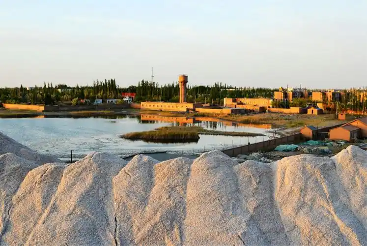 吉兰泰镇是阿拉善盟重要的盐化工业基地,2002年建成了吉兰泰工业园区