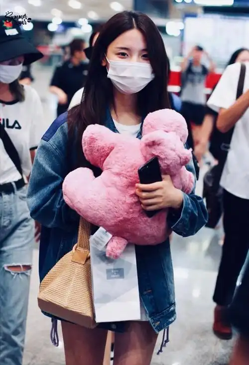 杨超越抱着粉色河马