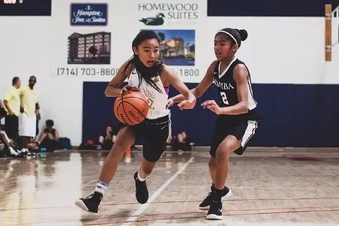 科比的二女儿打球模样竟然是这样,这也太可怕了吧!