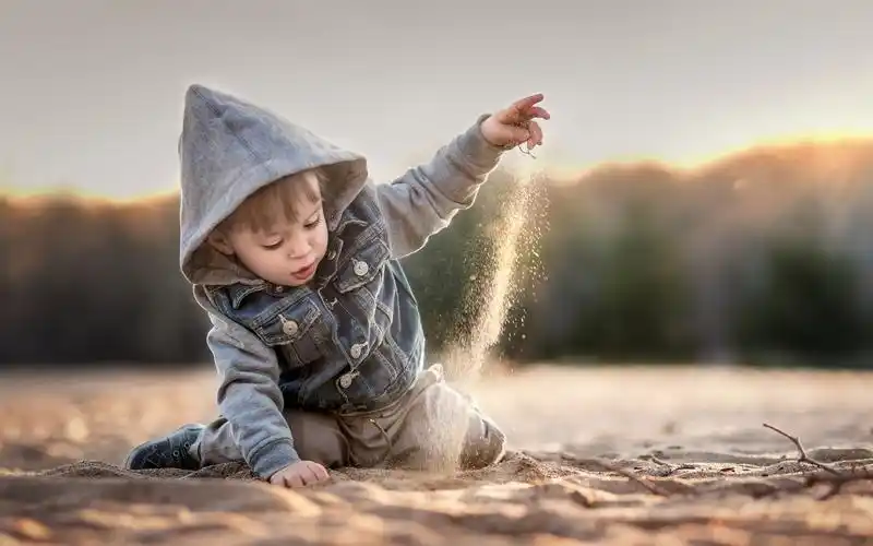 首页 可爱 儿童男孩戏沙子 壁纸 下载 1680x1050 儿童男孩戏沙子 桌布