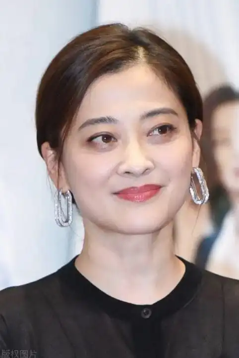 47岁梅婷近照曝光与网红合照引争议网友不化妆能看吗