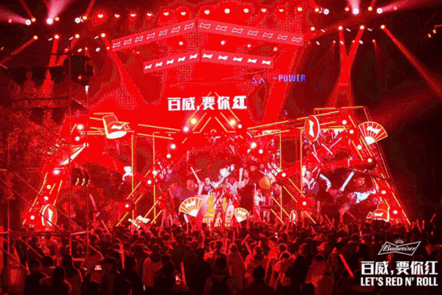 整整21米的超长百威豪华舞台 如同一个露天火焰红立方 各大音乐节的