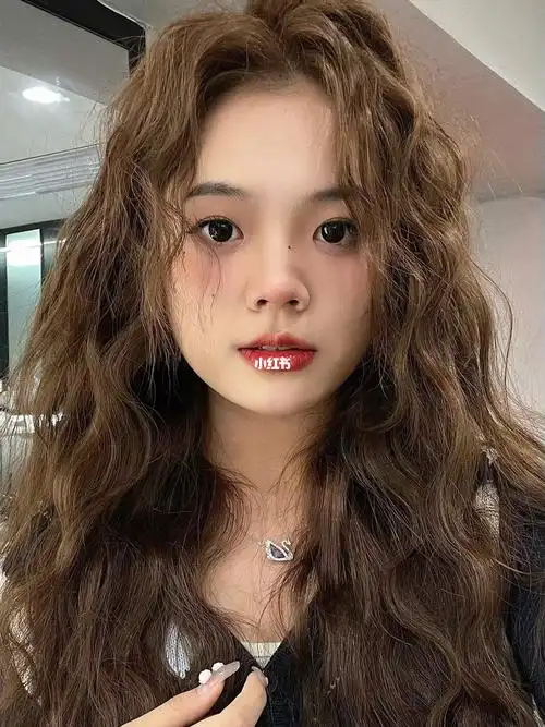 女生发型推荐慵懒法式烫发头顶蓬松显脸小