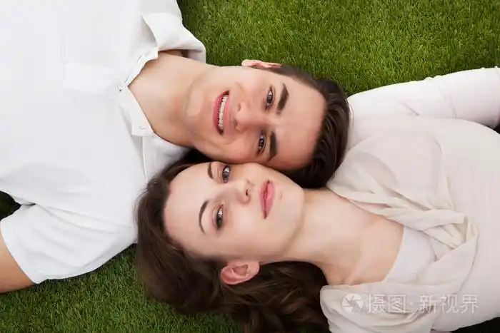 恩爱的小夫妻,躺在草地上