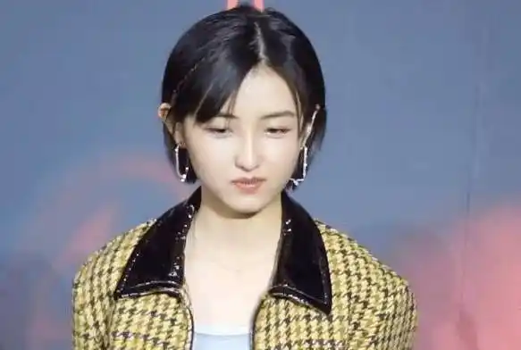 张子枫现身成都,皮肤白嫩侧颜超美,同框168女演员,身高真相了_电影