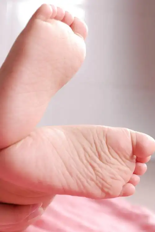 宝宝脚,初生婴儿的脚的特写视图