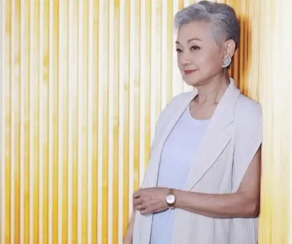 知名歌手叶丽仪从澳洲回国74岁已满头白发分享抗癌抗抑郁心得