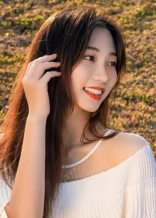 对于新手摄影师来说,拍摄人物总会模特表情动作僵硬不自然,那要怎么拍