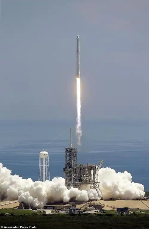 太空探索科技公司spacex发射猎鹰9号火箭将惠普制造的超级电脑送上