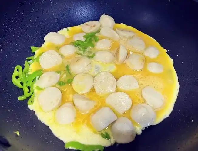 q弹滑嫩的鸡蛋炒鱼丸的做法