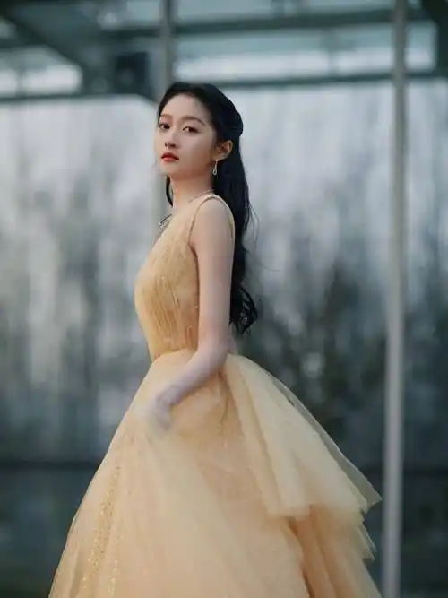 原创这次不秀腿了关晓彤穿香槟色星光裙出席国剧盛典美如贝儿公主