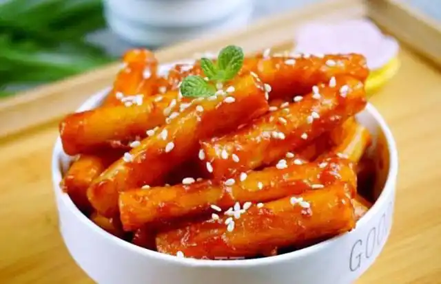 【食材】年糕条300克,洋葱1个,熟白芝麻少许,盐适量,韩式辣酱2大勺