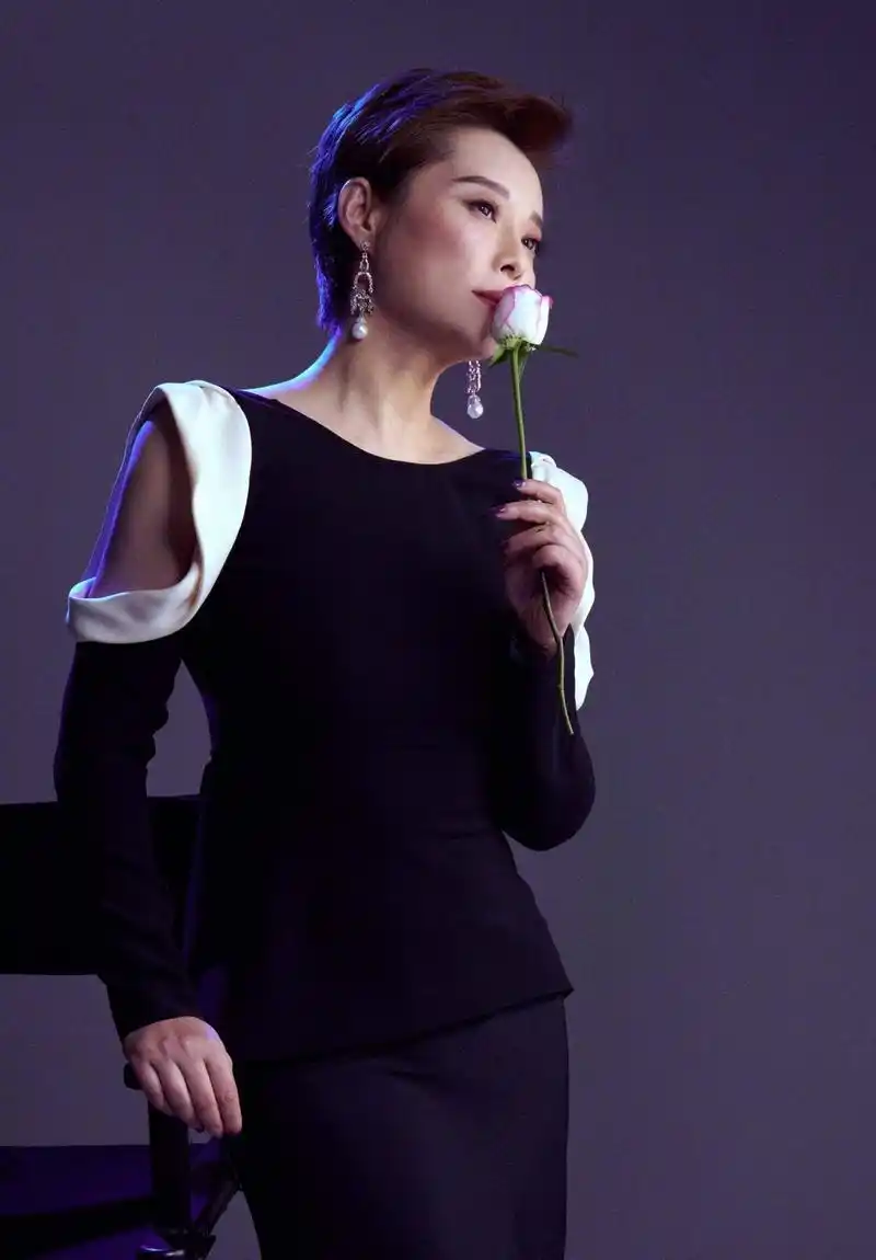 袁立与老公婚房曝光装修简朴却很温馨柜子上摆满了书籍