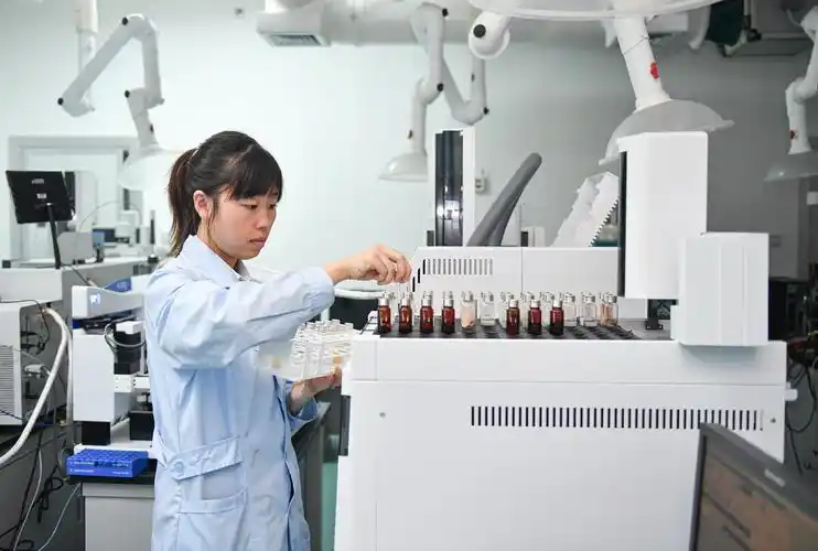 海口海关技术中心工作人员候德莉在实验室检测离岛免税化妆品(7月14日