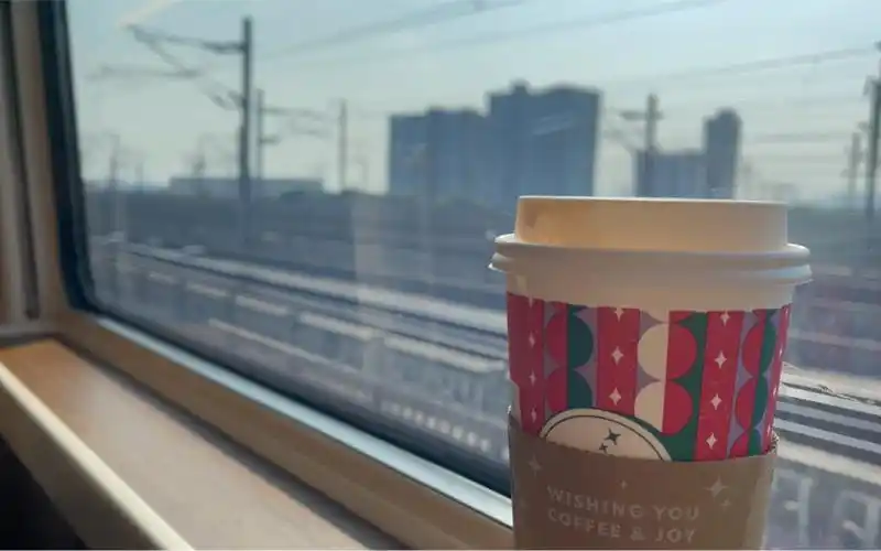 高铁窗边,适合有一杯星巴巴的饮品