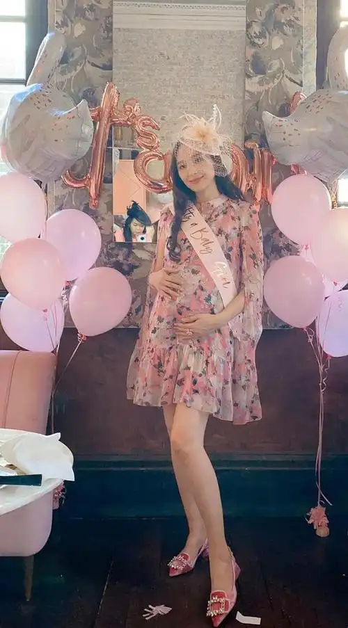 吴佩慈产4胎重了20斤素颜齐刘海尽显清纯气质穿搭更具名媛感