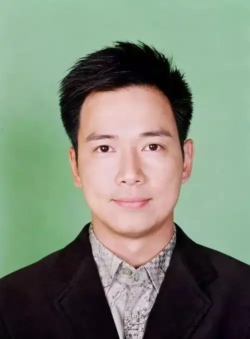 他是tvb最帅配角出道多年不红因咸猪手事件惨淡退圈