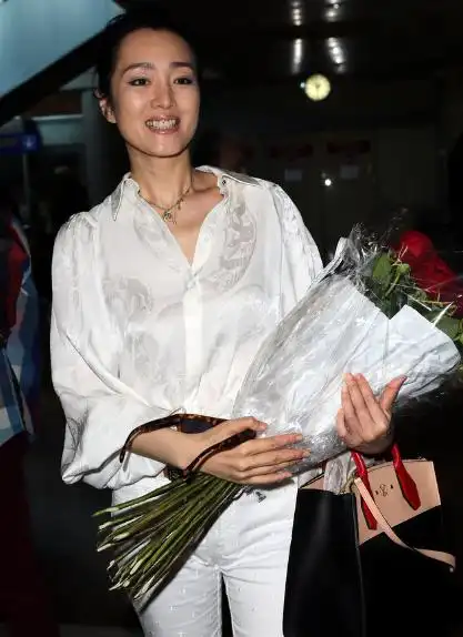 57岁巩俐晒近照,脸部紧致状态好似少女