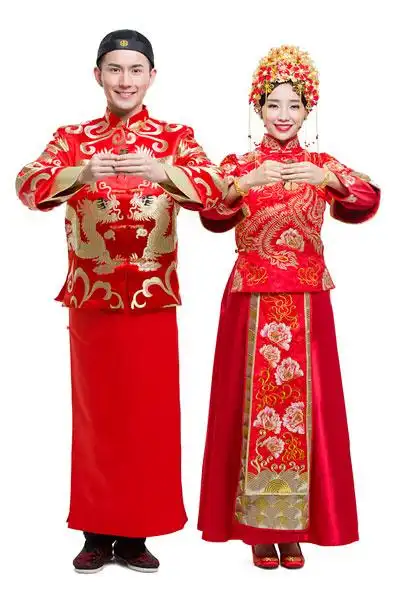 穿中式古装结婚礼服的新娘和新郎敬酒