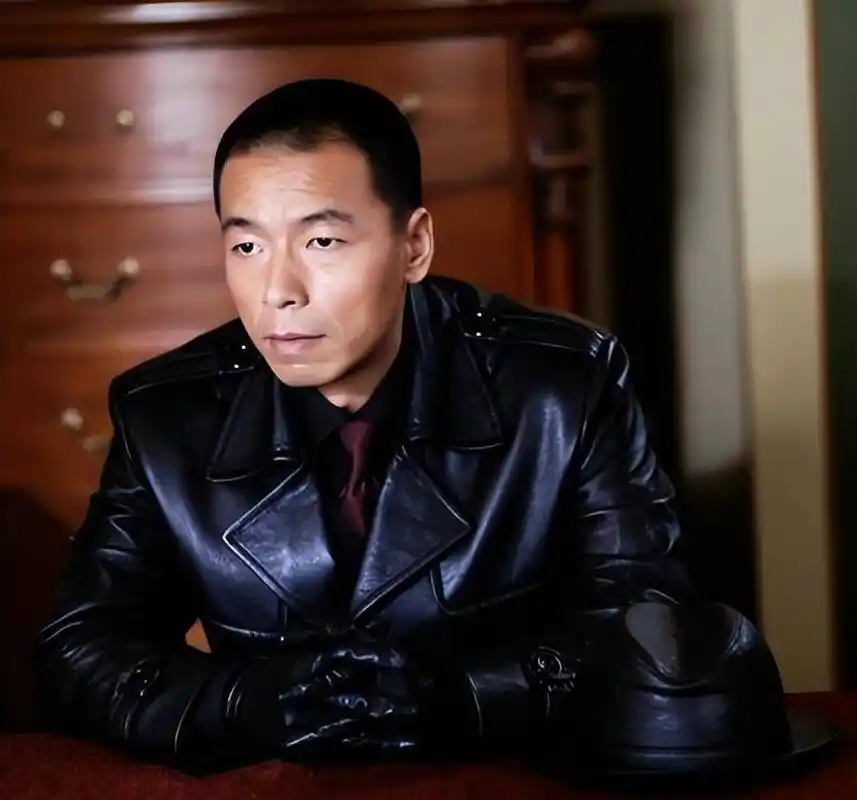 50岁演员王挺:从警察转行当演员,为父还债千万,珍惜第二段婚姻_父亲