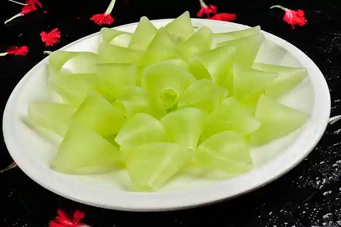 这个削皮器的优点在于可以削出功夫青笋片