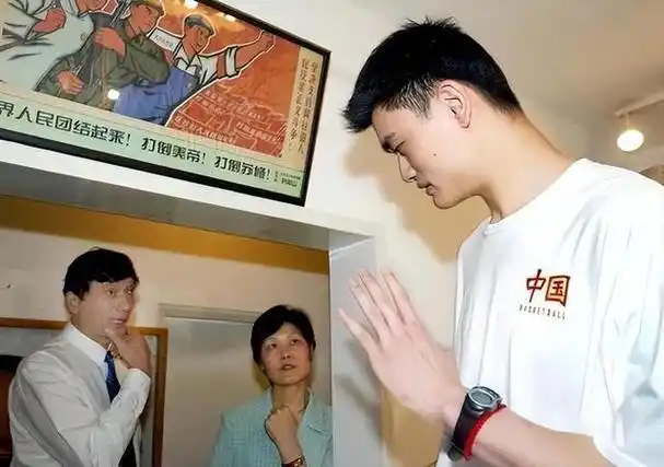 姚明于1980年出生在上海市第六人民医院,体重达到了5公斤,相当于普通