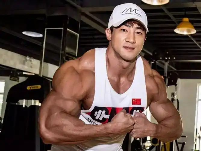 中国健美第一人鹿晨辉肌肉维度真劲爆人称中国第一巨兽