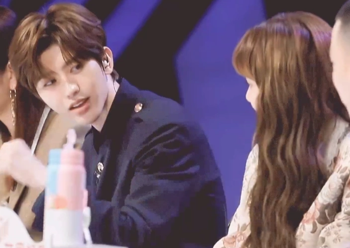 蔡徐坤换新头像疑似和lisa用情头网友长腿姐弟是真的