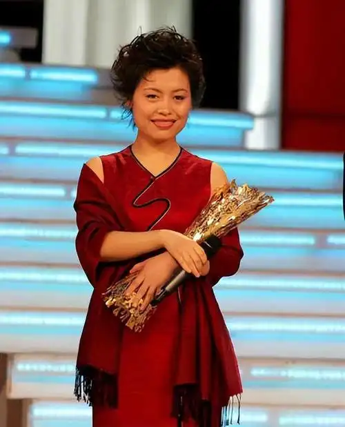 从容不迫,冷静大气,这是"国际象棋棋后"谢军给人的第一印象.