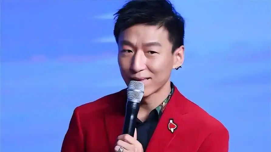 47岁陈羽凡疑再结婚,带女友何时珍参加聚会,女方晒无名指大钻戒_网友