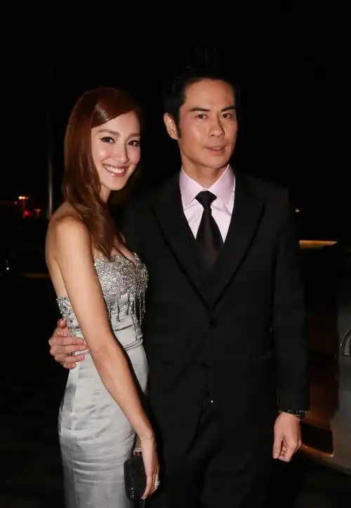 花旦生三胎后现身,肚脐变化竟引起关注|陈凯琳|郑嘉颖|娱乐圈|爱情