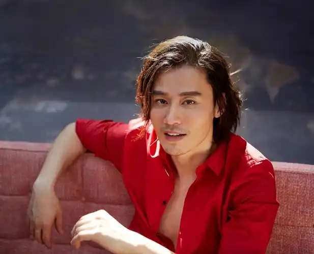 p data-id="gncoft38e8">程枫,原名程皓枫,1976年12月10日出生于上海