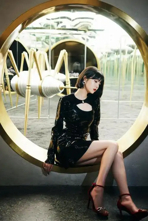 李溪芮黑色吊带裙大秀美背暗夜光影流转释放性感魅惑气息