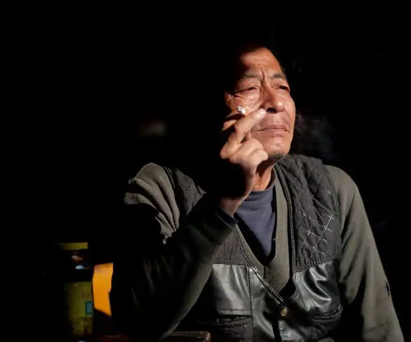 每当看到别人成双成对,大叔总是忧愁的抽烟解愁