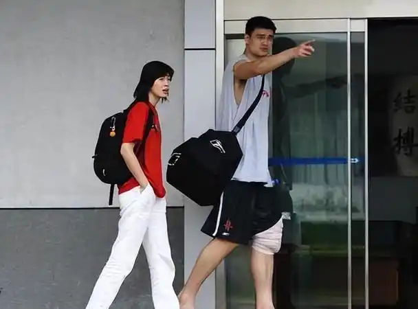姚明家人现状:42岁妻子风韵犹存10皮肤光亮,13岁女儿身高近2米