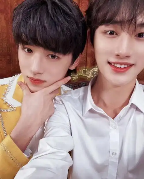 丁程鑫晒照祝宋亚轩生日快乐