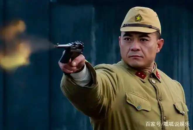 手撕鬼子的他演了8年抗战戏小7岁老婆火了十年无人不识