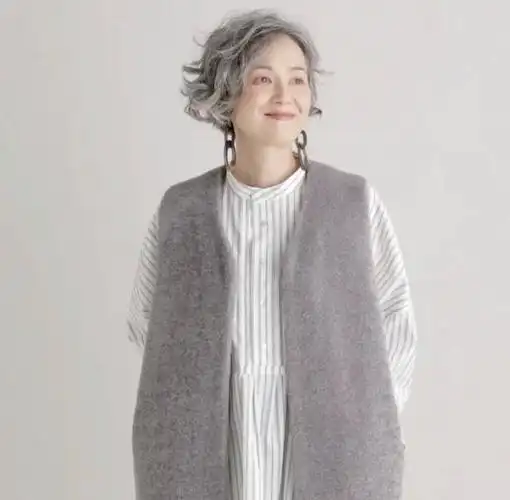 60岁女人有白发别着急染,试试这些白发造型,你才知道有多高级