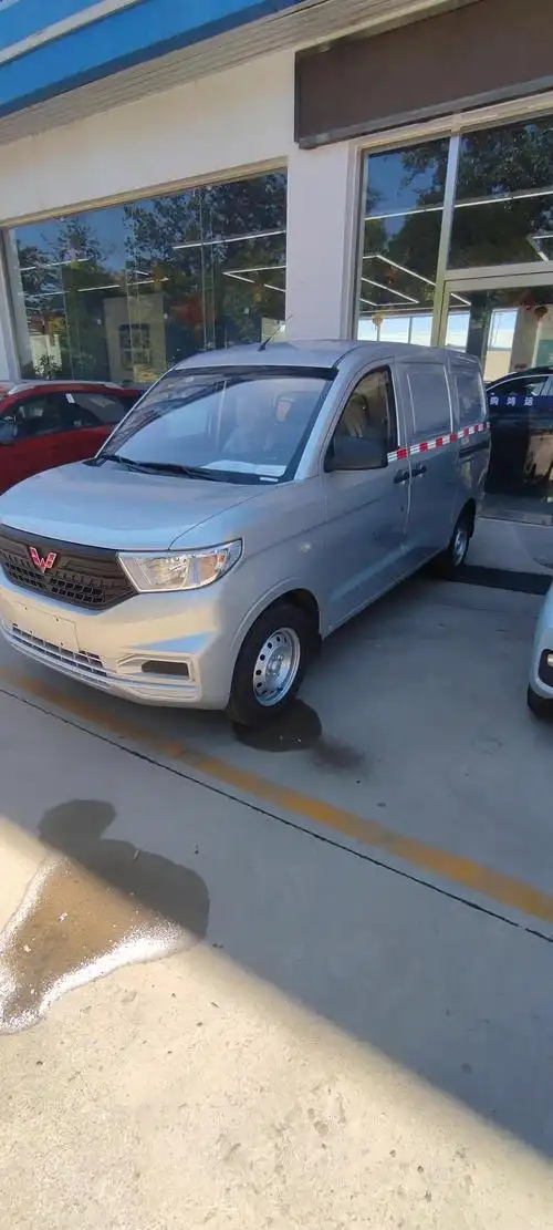 五菱宏光v封闭式货车,可以体验豪华车的纵置发动机,拉货更是不