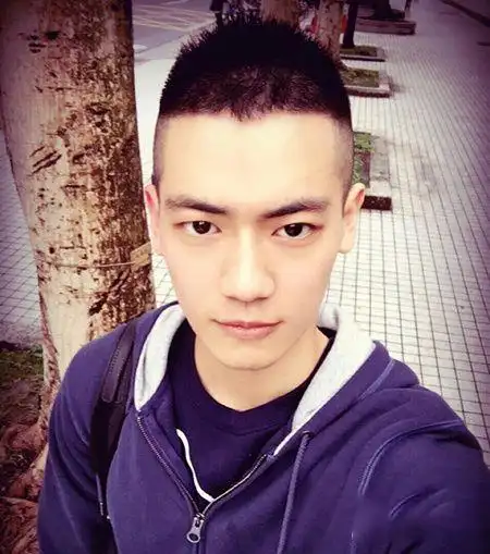 年轻帅哥剪短发好看吗 适合学生的黑色短发-男生短发-帅哥发型网