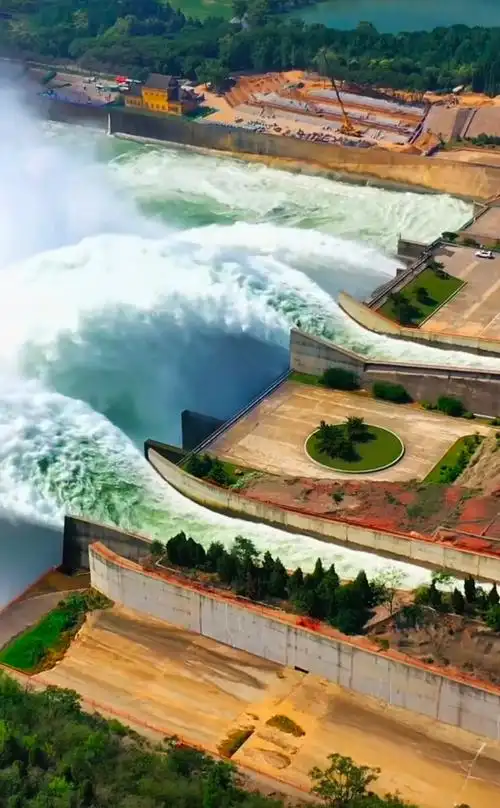 黄河小浪底电站泄洪