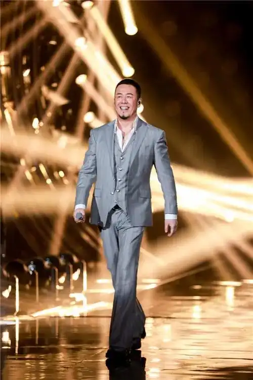 坚持健身的杨坤,好身材让人羡慕,中年油腻?不存在的