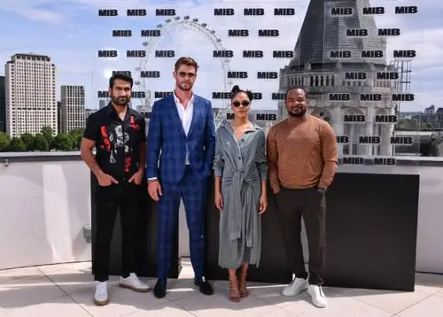 锤哥亮相活动没人敢站身边因为在雷神面前160和180没区别