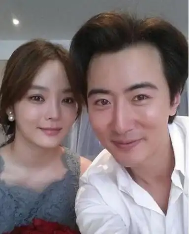 蔡琳vs高梓淇蔡琳2003年与歌手李承焕结婚,但是来到中国发展后,两人却