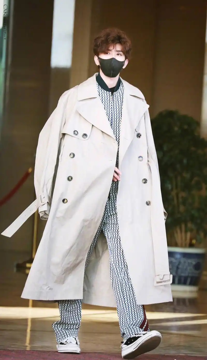 蔡徐坤一身黑白格纹运动套装混搭风衣外套,搭配一双花色帆布鞋,整体