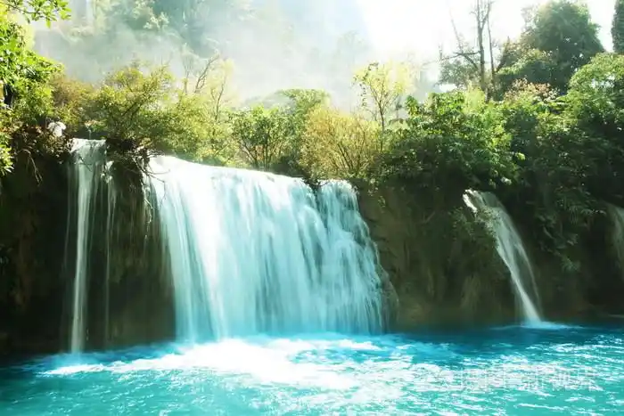 瀑布瀑布似的东西美俚披垂的波型长发