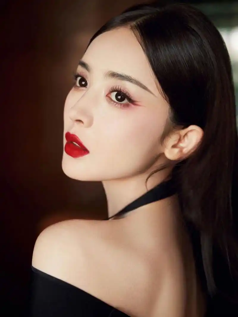 古力娜扎,中国内地影视女演员,时尚模特.