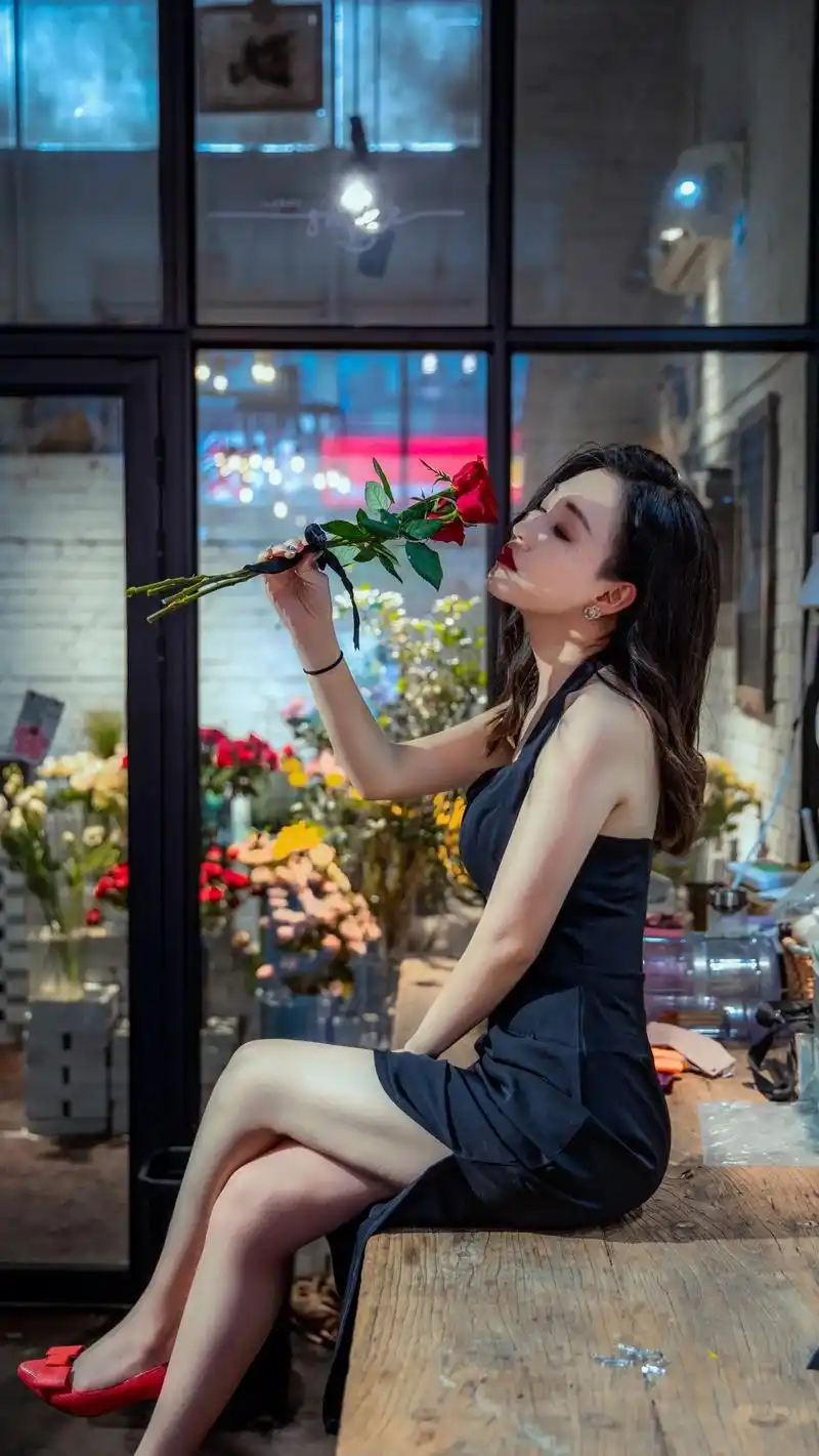 你的光是明是暗.#写真情绪片 #清冷气质 #御姐 - 抖音